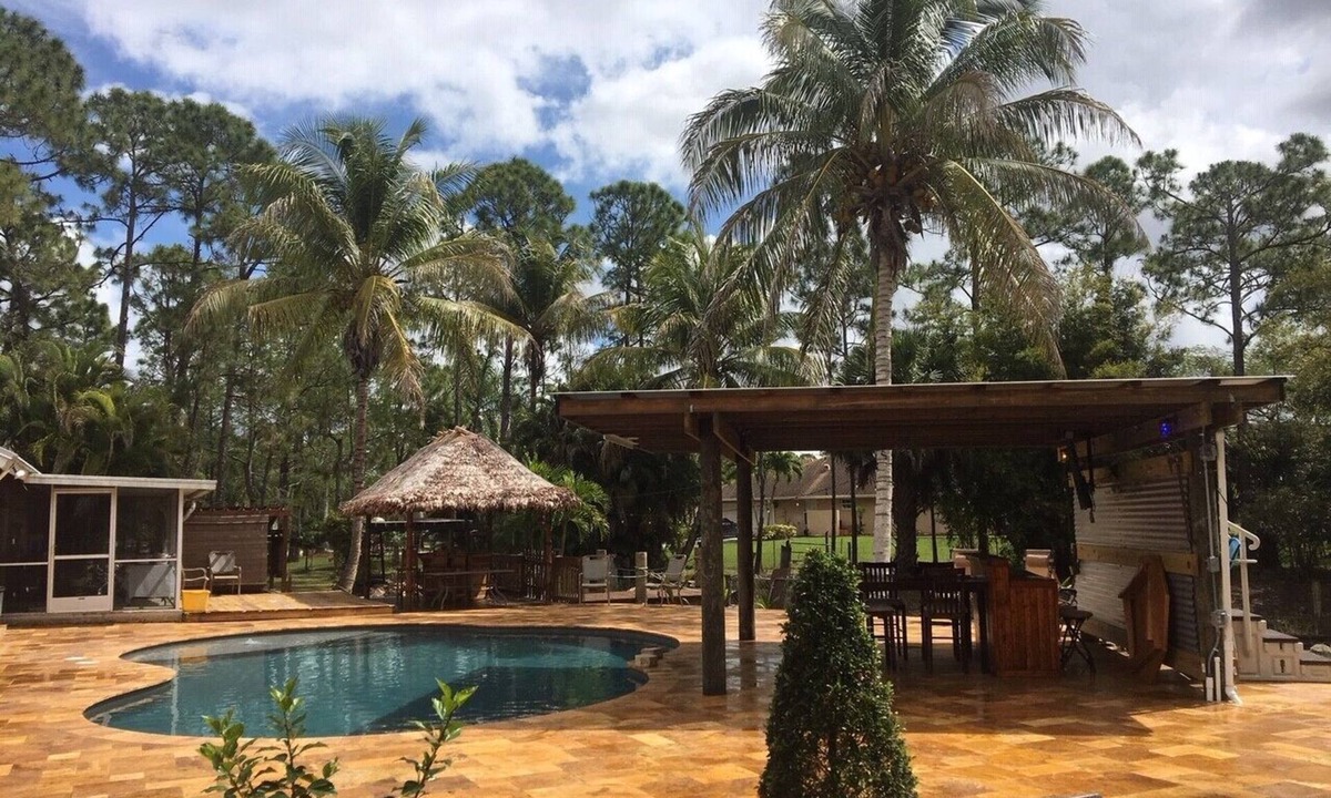 Hunt Club Apartment | 1/1 with access to pool/tiki hut and 1/2 mile to shopping plazas.