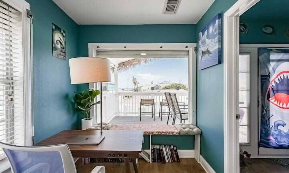 Galveston House | 1 Block to Beach Bunk Bed Aquarium House