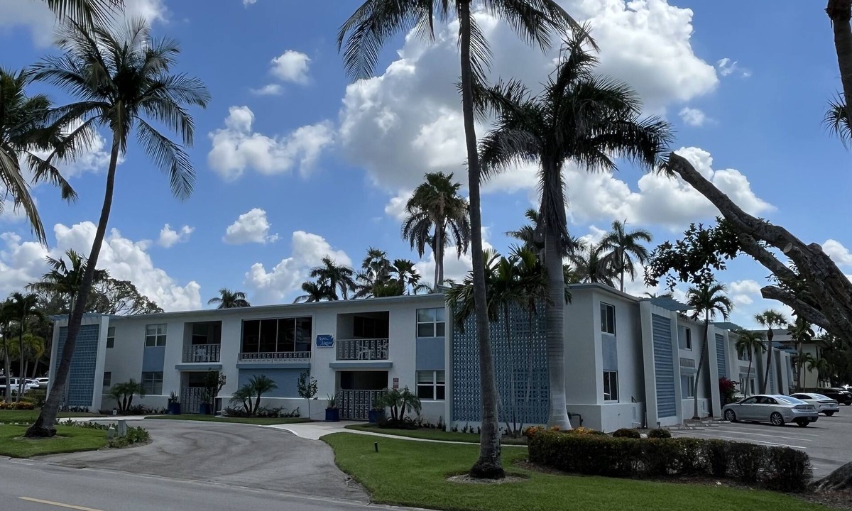 Old Naples Condo | 1 Block to Beach, heart of Old Naples, renovated fall ’24, Perfect Location