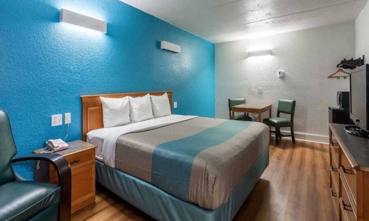 North Little Rock Apartment | 1 King|Mob Acc Tub|Smk|MicFrdg