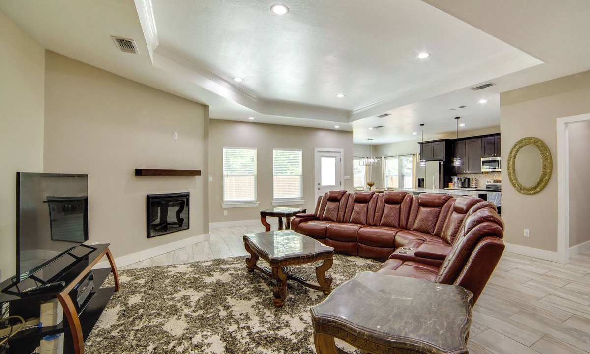South Arlington House | 1 Mi to AT&T Stadium & Globe Life, Arlington Home