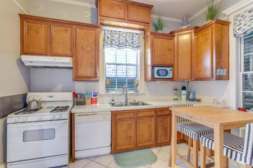 Galveston Apartment | 1 Mi to Beach! Coastal Couples Escape in Galveston
