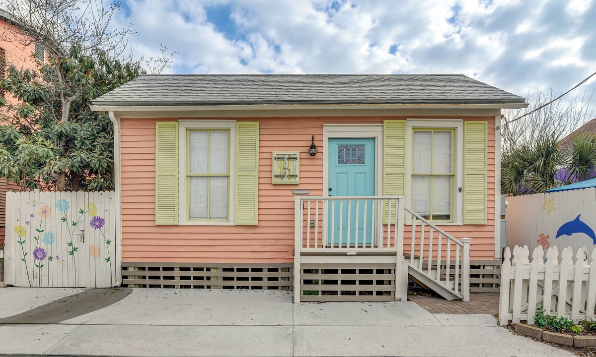 Galveston Cottage | 1 Mi to Beach: Colorful Cottage in Galveston!
