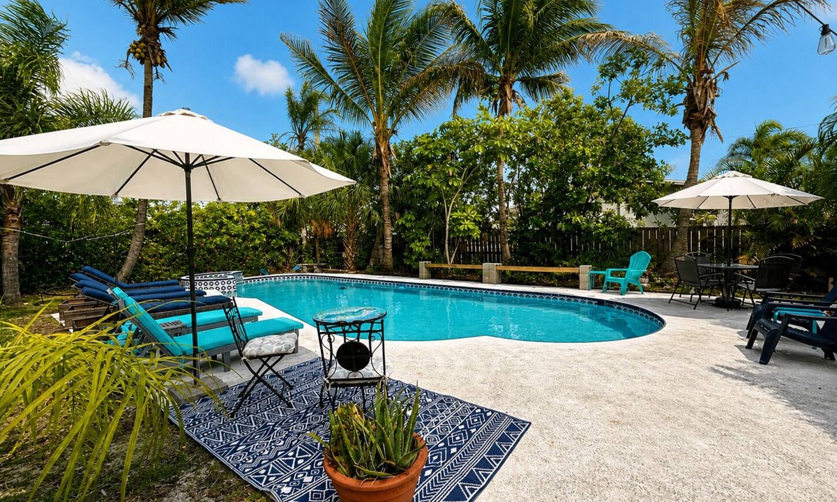 Fort Pierce House | 10 Beds/Private Tropical Pool/4Bikes/Beach Gear/Grill/Walk to Beach & Pickleball