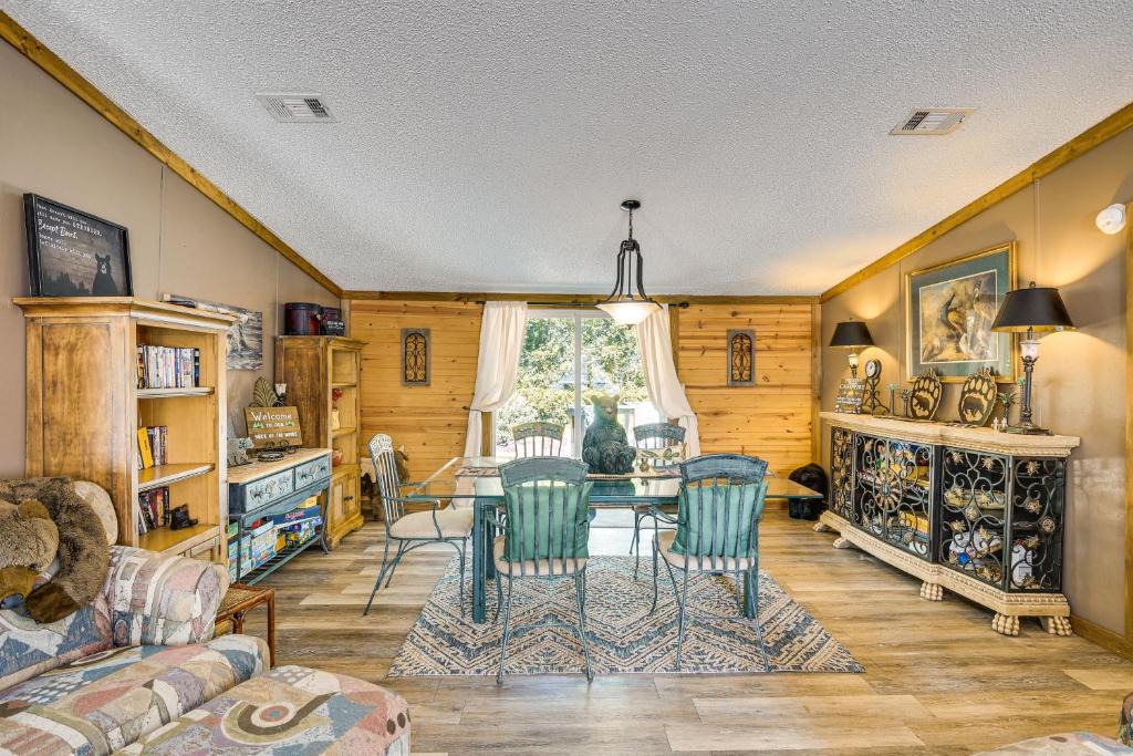 Silver Springs House | 13 Mi to Silver Springs: Pet Friendly Getaway!