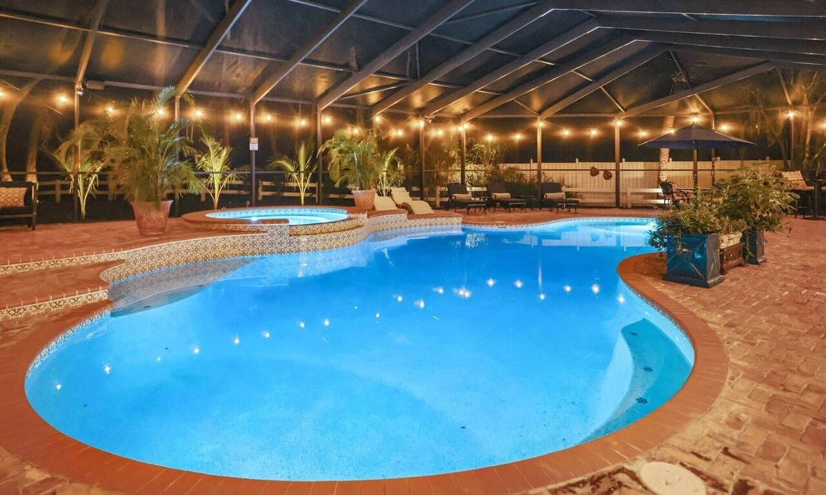 Seminole House | 16 BEDS, Salt Pool/Spa, Outdoor Kichen