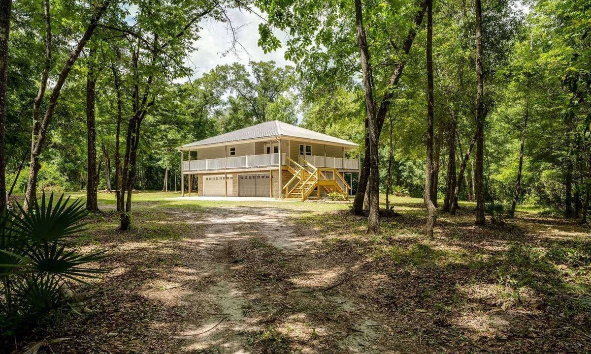 Middleburg House | 1BR Rustic Treehouse on 30 Acres w/Black Creek Access, Firepit