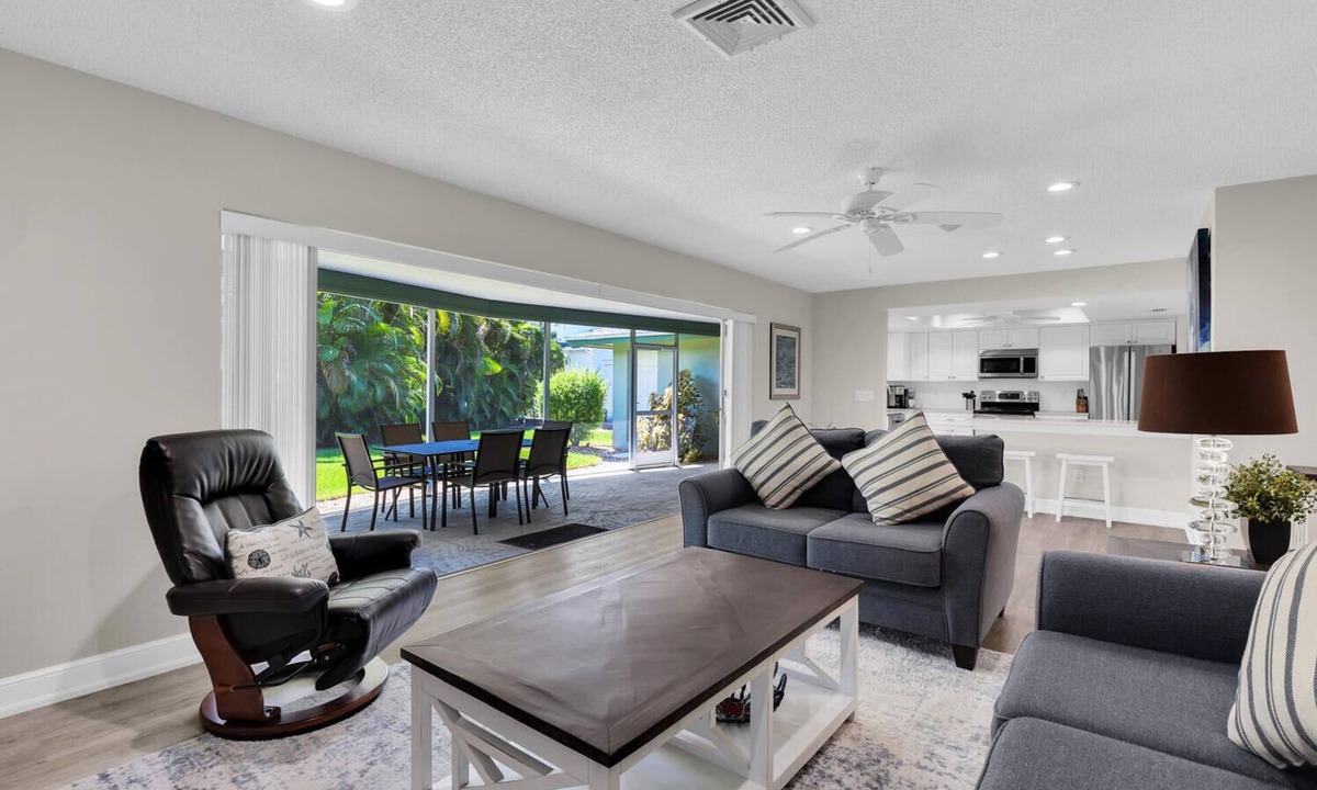 Old Naples House | 1st Ave Beach House - Olde Naples, Steps to White Sand Beach!