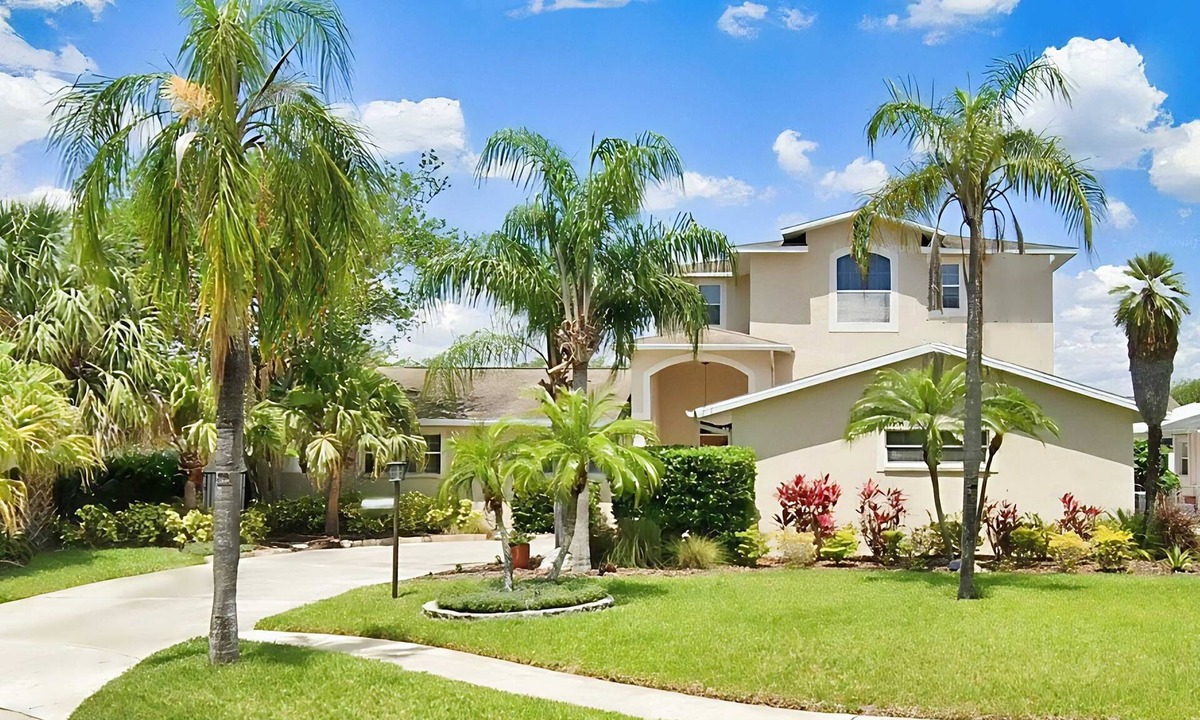 Bay Crest Park House | 2 657 sq ft upscale canal home with pool dock and stunning main suite dog friendly