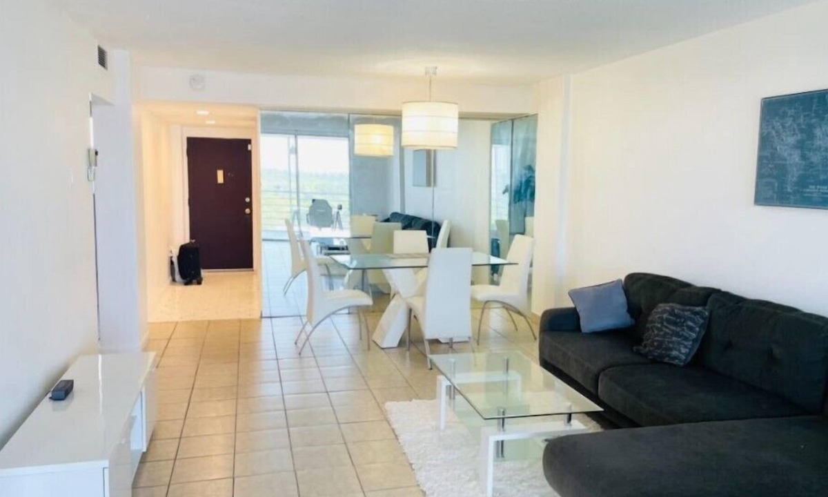 Eastern Shores Apartment | 2 Bedroom (623040) by Houzlet