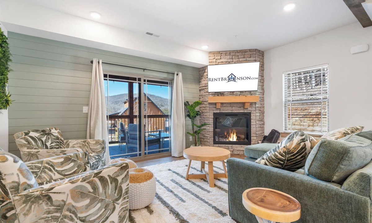 Hollister Cabin | 2-Bedroom Lakeview Retreat Near Table Rock with Private Hot Tub & Free Attraction Tickets