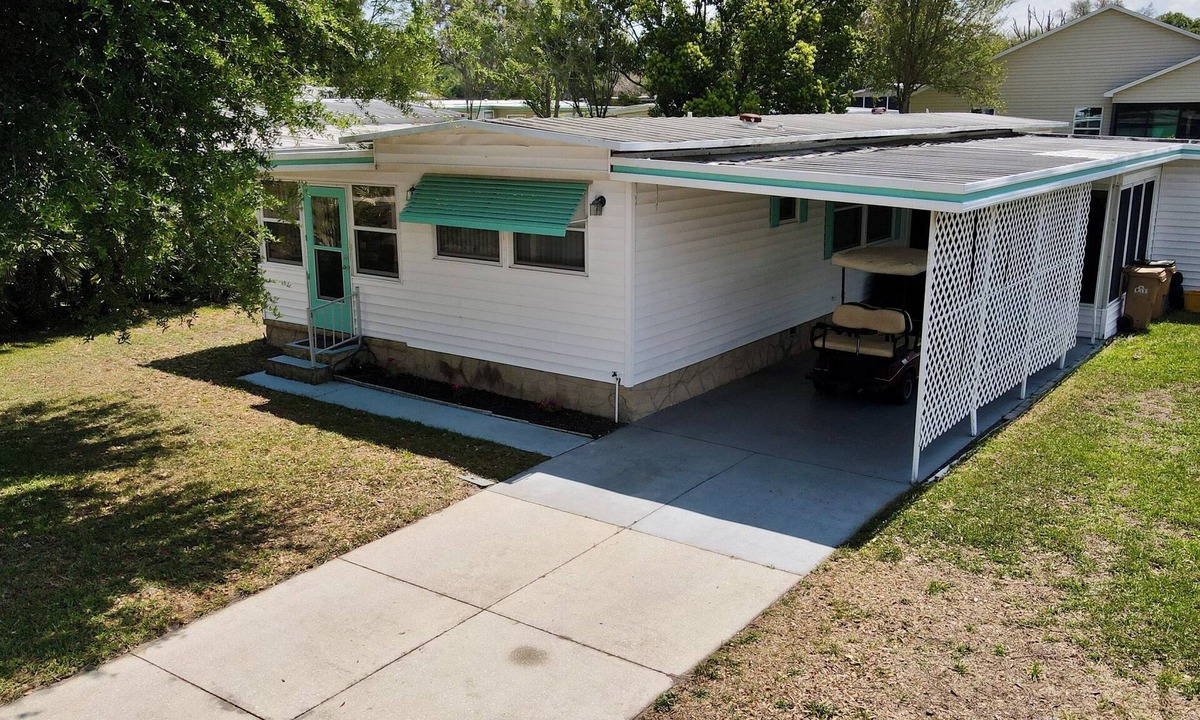 The Villages House | 2 BR, 2 B Home.w/Golf Cart Located in The Villages.1 Mile from Spanish Springs