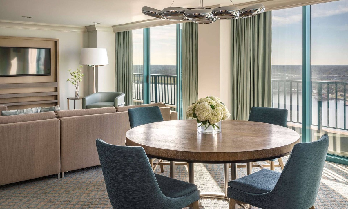 Downtown Jacksonville Hotel | 2 Connecting Suites at a 4⭐️ Hotel