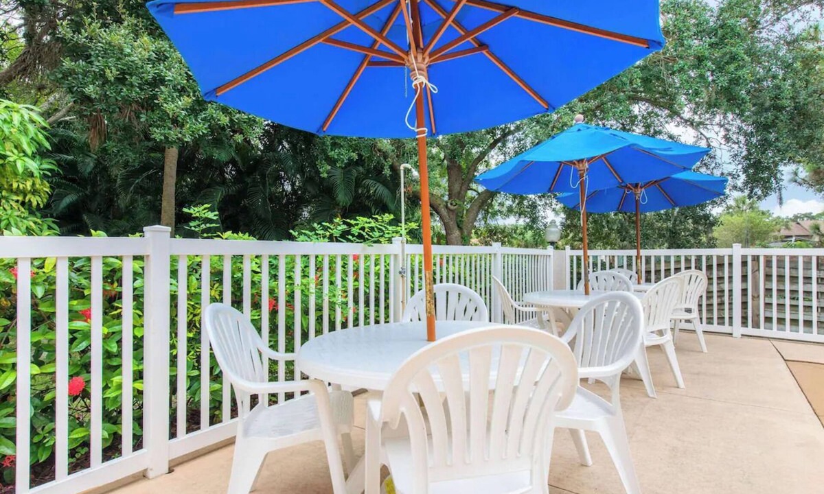 Bayou Oaks Hotel | 2 Convenient Rooms with 2 Double Beds for Short Stays Near Top Sarasota Spots