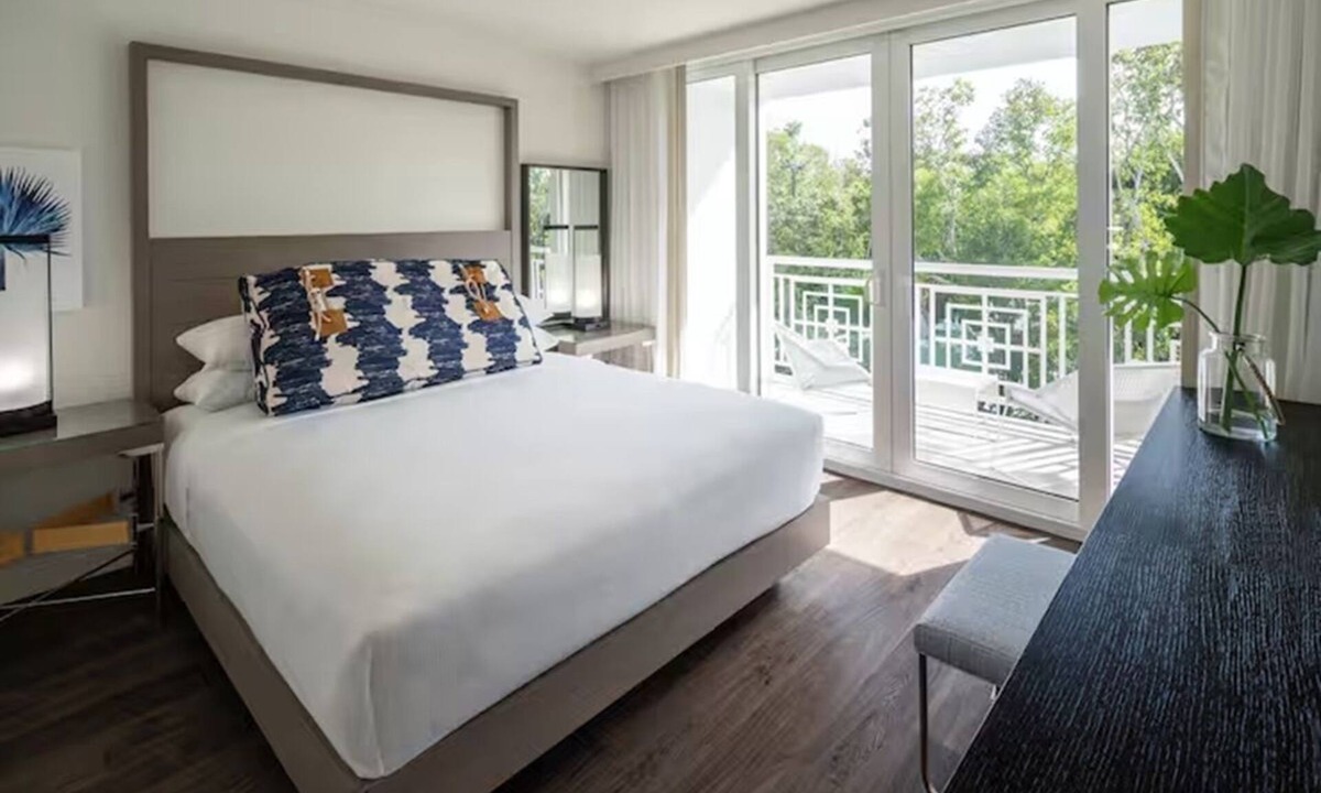 Rock Harbor Resort | 2 Hammock Wing Junior Suite Near Beach & Pools