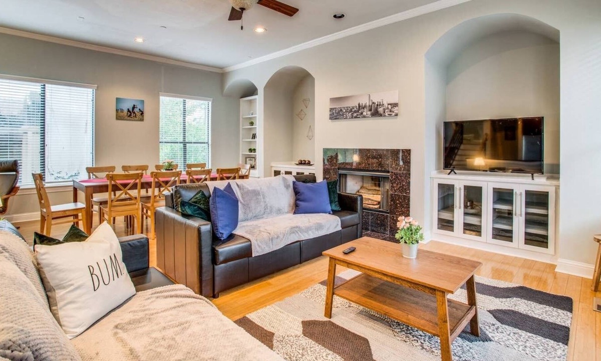 Oak Lawn House | 2 Huge Townhouses in Oak Lawn│PERFECT for groups