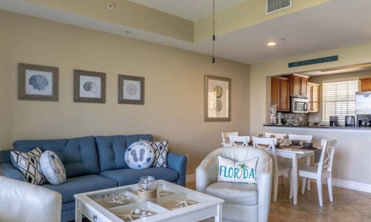Ruskin Villa | 2 mins from beach, waterfront views, sleeps 7