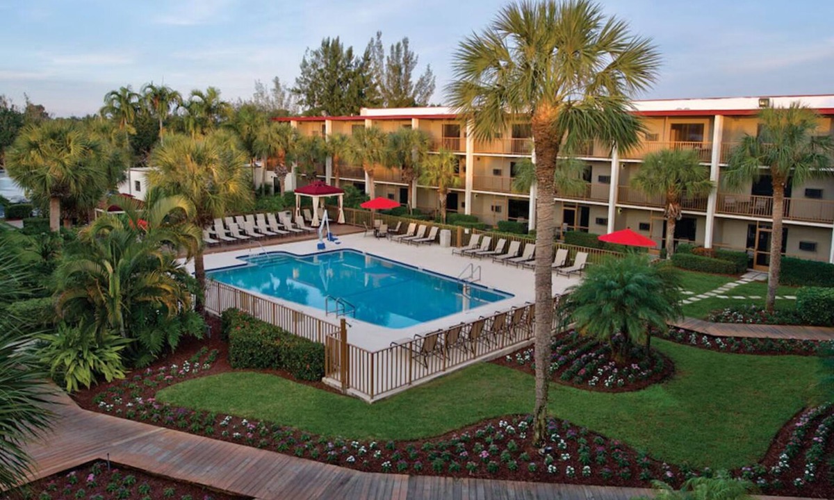 East Naples Hotel | 2 Modern Rooms w/Pool for Convenient Naples Location Near Fifth Ave