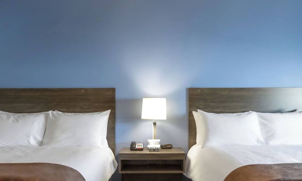 Deep Creek Hotel | 2 Sleek Units w/Kitchen & Free Parking | 5.5 Mi to Historic Punta Gorda