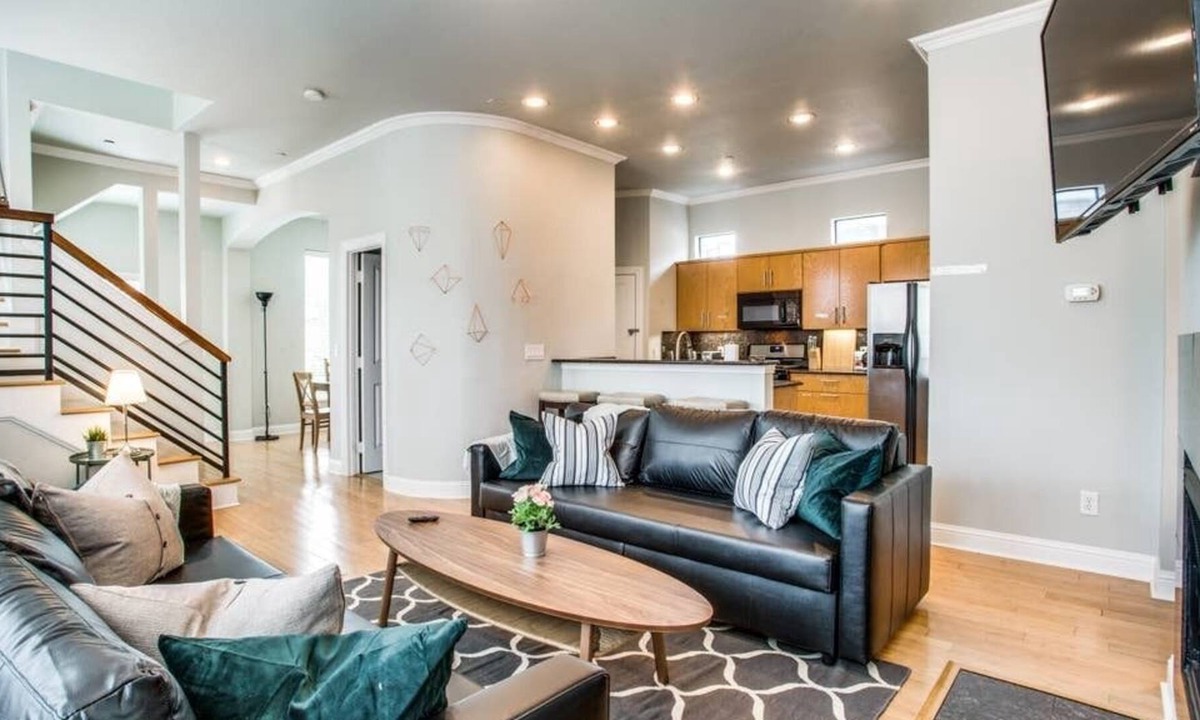 Oak Lawn House | 2-Unit Grand Oak Lawn house | Perfect for Groups