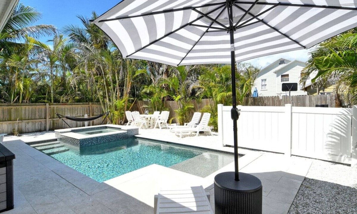 Ilexhurst House | 200 steps to the Beach | Heated pool + spa