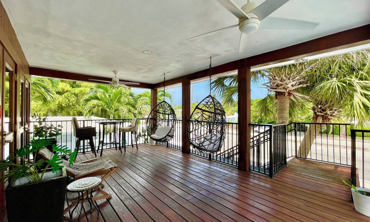 Lauderdale Beach Apartment | 2301/U4-BeachFront-TreeHouse-Sensation-Apt-with AC-Downtown