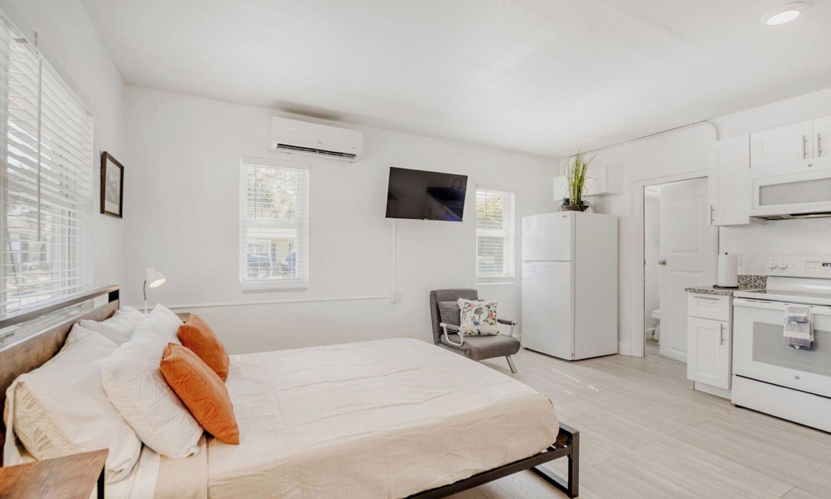 Tropic Apartment | 2536 Modern Studio in Historic Area