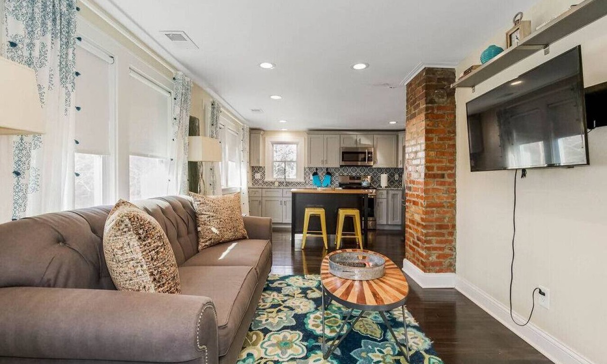 Kansas City Apartment | 2BR with Private Baths | 30+ Day Stays