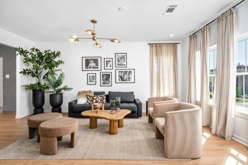 South Central Houston House | 2Linkd Suites, 6BR Ensuite, Slps20, Pool-Spa, Gated