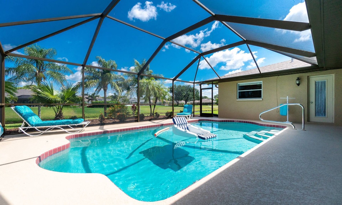 Pinehurst House | 3-bedroom home on canal with pool, bikes & kayaks