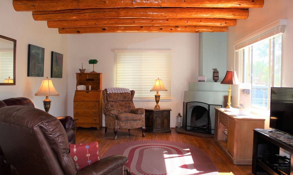 Southside House | 3 Bedroom Home With Lovely Vigas And Wood Floors - 3.5 Miles To Santa Fe Plaza!