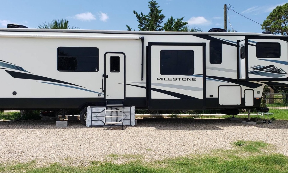 Salem House | 3-bedroom RV in charming Dark Island Perry Fl with AC, WiFi. Enjoy a cozy stay