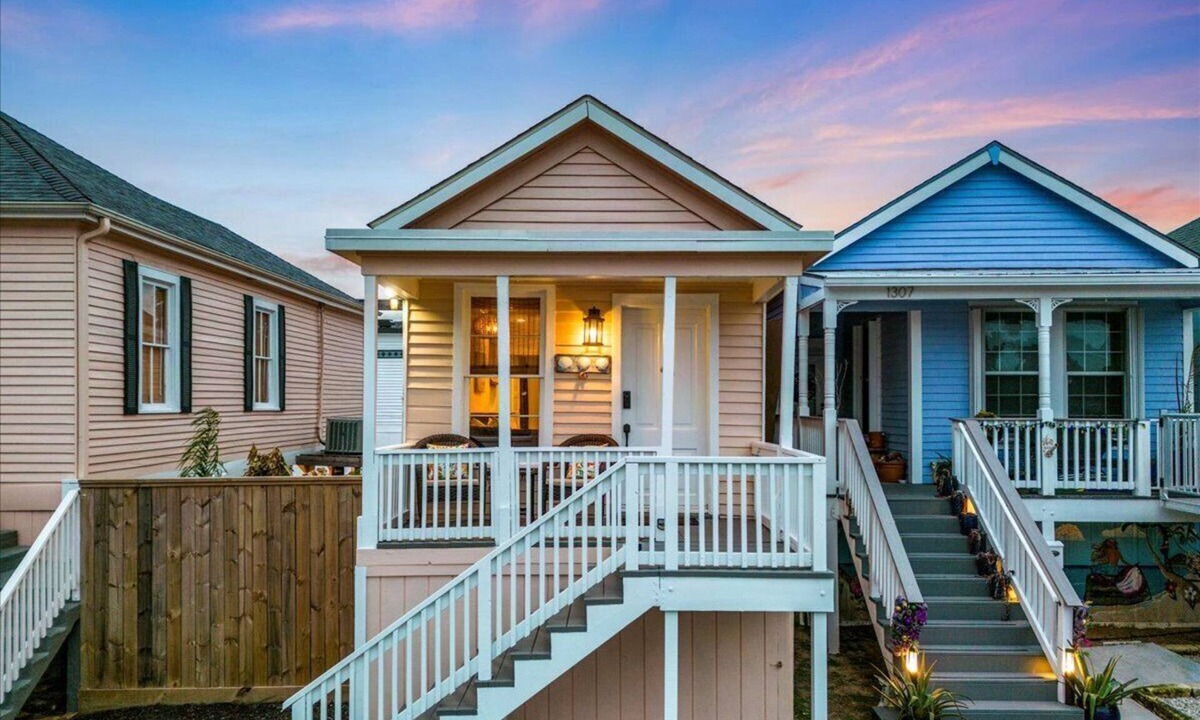 San Jacinto Cottage | 3 blocks to beach with Cowboy Pool