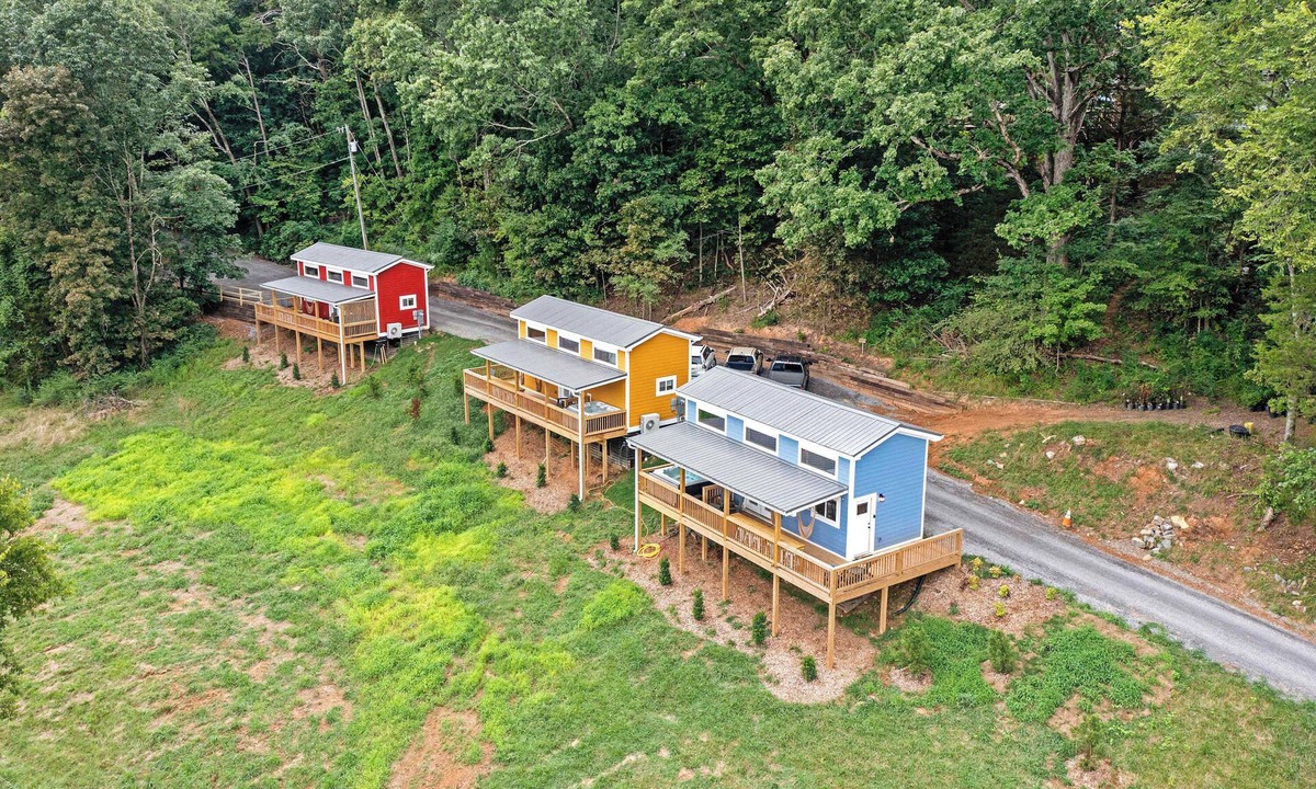 Lookout Valley Neighborhood Association Cabin | 3 Cabins, Sleeps 18 - Private Hot Tubs, Near Chatt