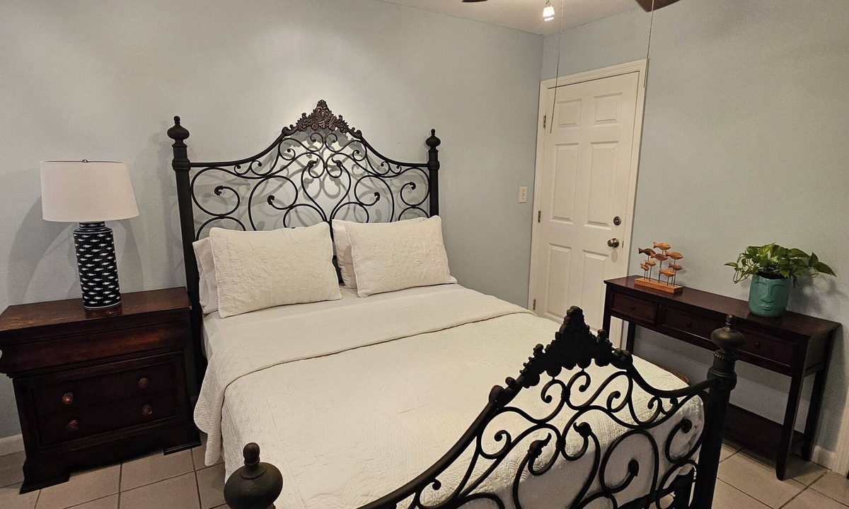 Sunrise House | #3 Comfortable Private Room in Peaceful Sunrise Close to Shops and Dining