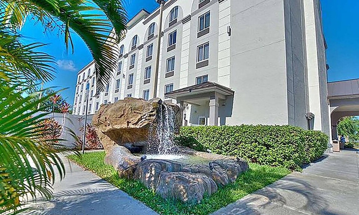 Orlando Hotel | 3 Convenient Orlando Units by Airport, Pool & Breakfast, Quick Drive to Parks