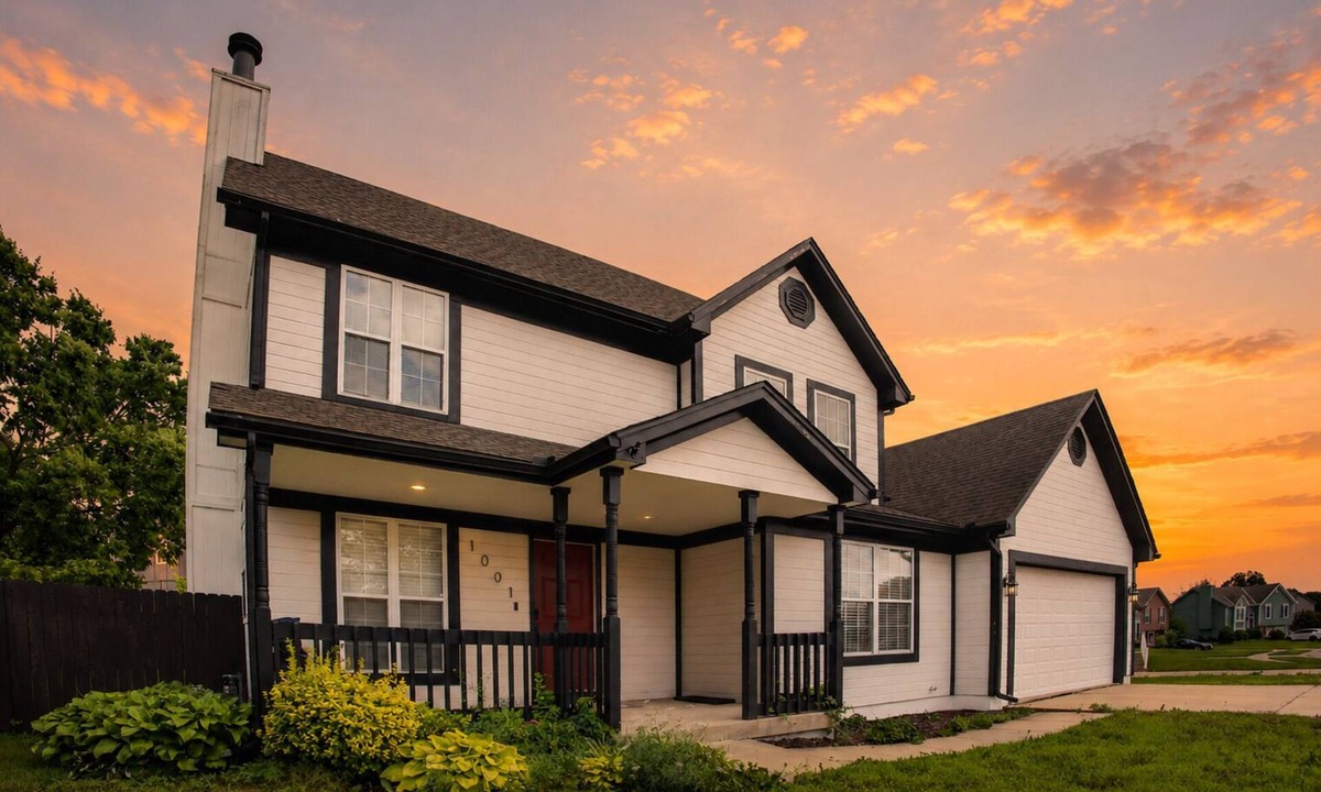 Greenwood House | 3 King Suites - Spacious 5BR Retreat Near Lee's Summit - Close to Arrowhead