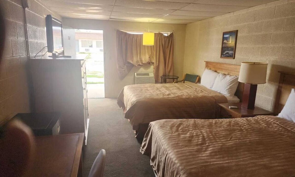 Quinter Hotel | 3 Relaxing Rooms with 2 Queen Beds Perfect for Pet Owners - Free Parking!