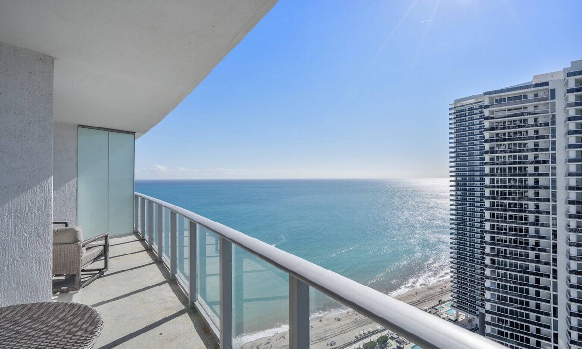 Hollywood South Central Beach Apartment | ✨ 32nd-Floor Modern 1BR @ Lyfe Resort | Ocean View + City Skyline | Luxury Amenities