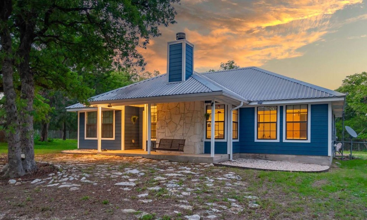 Lee County House | 3Bd/2Ba Home with Guesthouse on 5 Acres w/Starlink Internet-15 Min to Snow's BBQ
