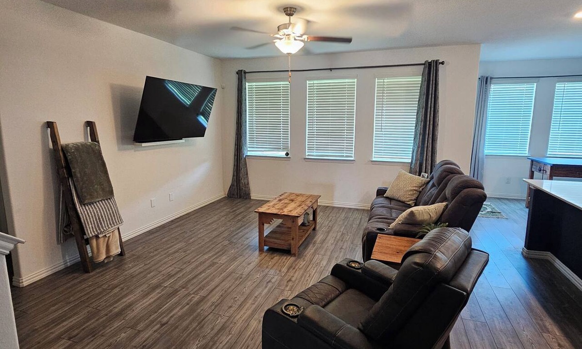 Princeton House | 3bedroom house in charming Princeton with cool AC breeze and golf hitting screen