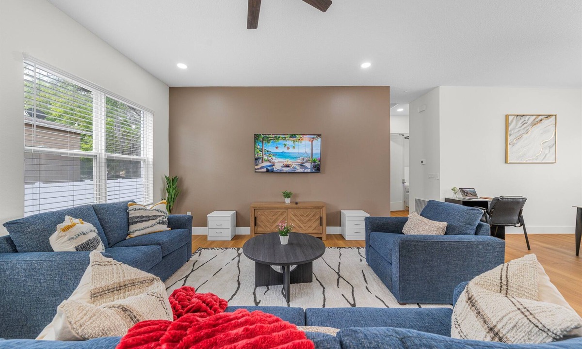 University Apartment | 3BR/3BA | Private Balcony | Sleeps 8 | Near Busch Gardens