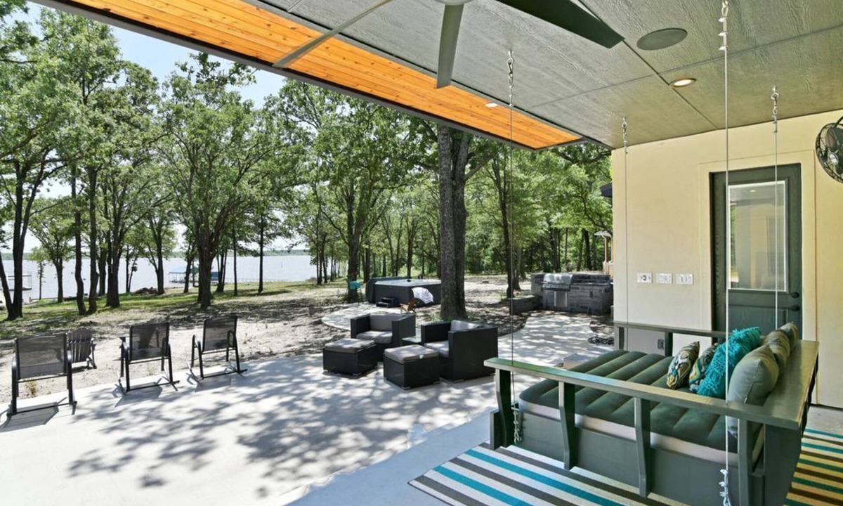 Quinlan House | 3rd Nt Free in August! Luxury Waterfront Hot Tub Kayaks Views