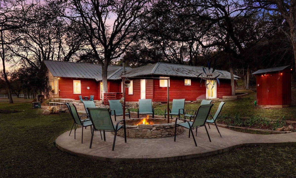 New Braunfels House | 4 Acre Farmhouse By Gruene - Min. to Guadalupe River + Tube Rental - Games - Firepit - Grill