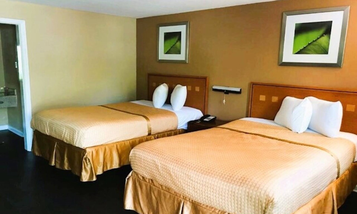 Governor's Walk Hotel | 4 Affordable Group-Friendly Rooms - A mile away from The Grove Museum