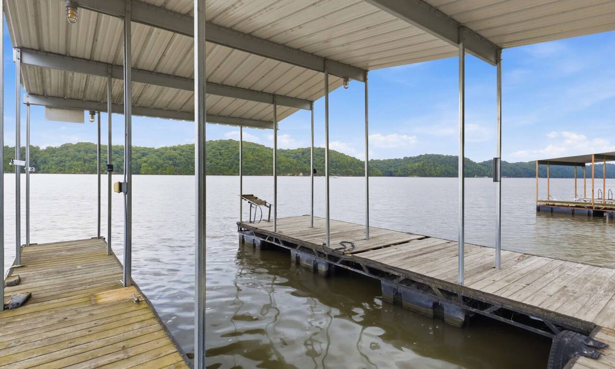 Stover Apartment | 4 bedroom-3 Bath Lakefront Home with Private Dock