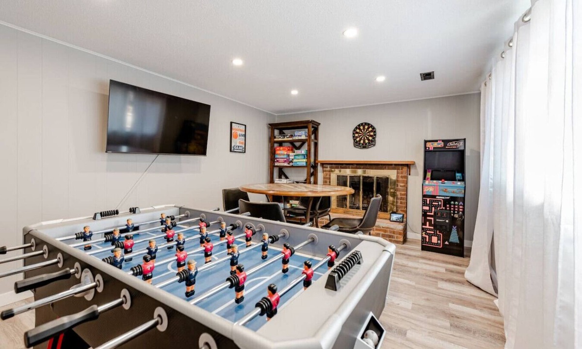 Park East House | 4 Bedrooms/5 Beds-Game Room~5 min Drive to College