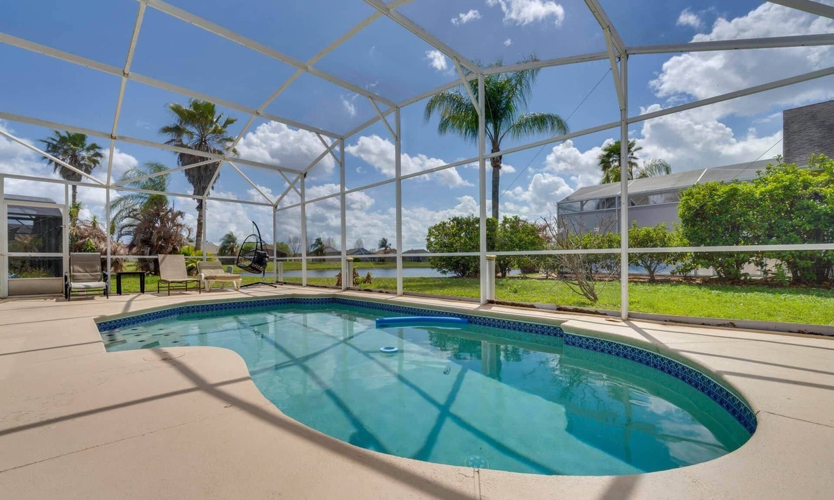 Historic Downtown Kissimmee House | 4 BR Private Pool and Lake View Near Disney