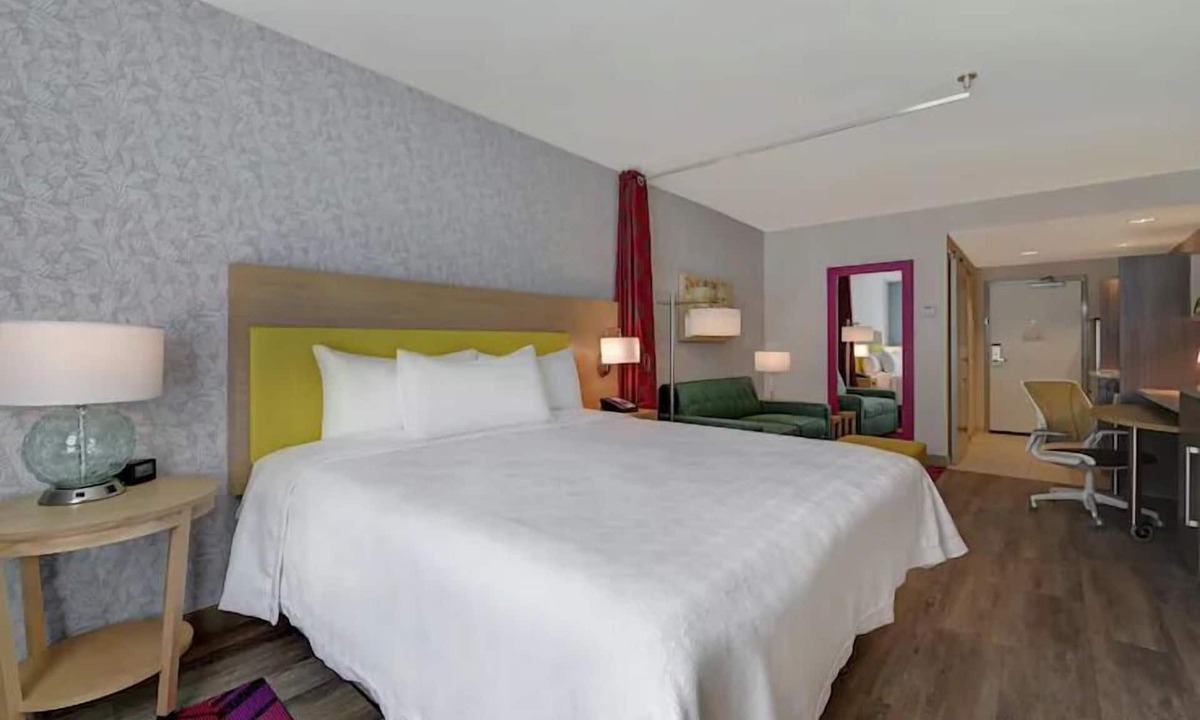 West Palm Beach Hotel | 4 Bright King Studios w/Breakfast & BBQ, 1.8mi Armory Art Center WPB Area