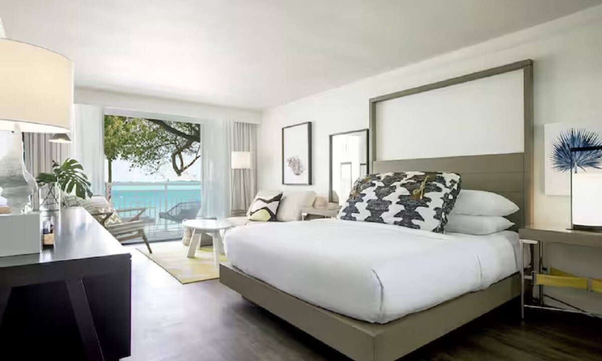 Rock Harbor Hotel | 4 Hammock Wing King Waterfront Room Near Private